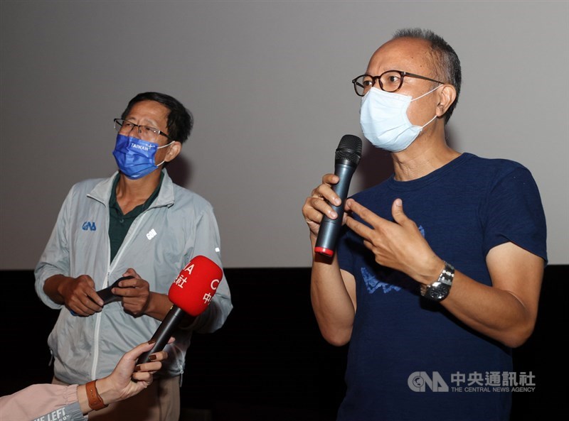 由金獎導演鍾孟宏(右)執導電影「瀑布」在國際影展廣獲好評,台灣也將在10月底正式上映,財團法人中央通訊社29日搶先舉辦包場觀影活動,中央社董事長劉克襄(左)、鍾孟宏出席並於映後分享心得。中央社記者謝佳璋攝 110年9月29日