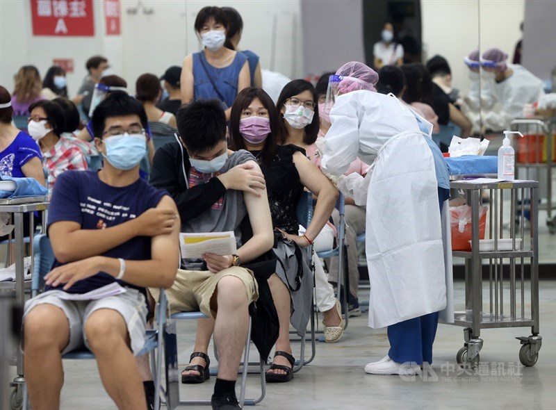 截至29日,台灣疫苗接種人口涵蓋率54.63%,劑次人口比64.35(劑/每百人)。(中央社檔案照片)