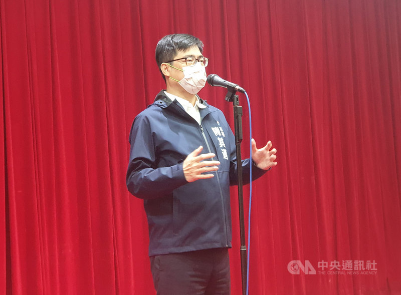 晶圓代工大廠台積電盛傳將赴高雄投資設廠,針對台積電還沒來但周邊房價先漲,市長陳其邁30日上午在高雄市議會質詢休息時間接受媒體聯訪回應表示,高雄「房價所得比」較低,未來高市也會興建8800戶社會住宅,增加平價住宅。中央社記者洪學廣攝 110年9月30日