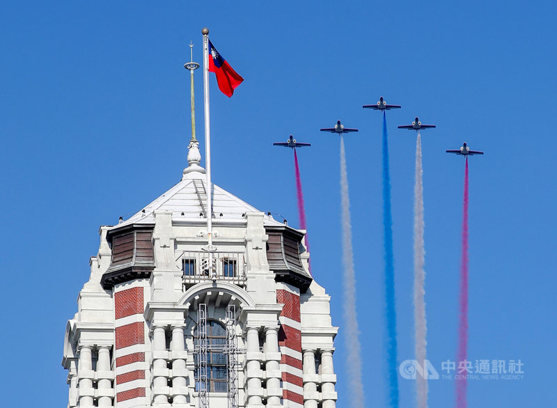 雙十國慶全兵力空中預演30日早晨登場,圖為雷虎小組(5架AT-3教練機)衝場施放彩煙飛過總統府上空。中央社記者王騰毅攝 110年9月30日