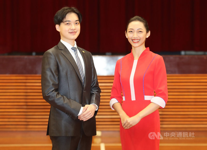 銘傳大學親善服務隊連續37年擔任國慶大典禮賓人員,今年還有隊員李冠霆(左)神似副總統賴清德、另一名隊員鍾璦鴻(右)像韓國藝人表藝珍。中央社記者張新偉攝 110年9月30日