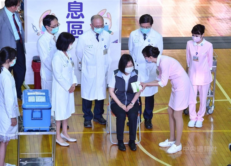 總統蔡英文(坐者)30日上午在台大醫學院體育館,完成接種第2劑高端疫苗。圖為施打前,護理師向蔡總統確認要施打的疫苗種類。中央社記者王飛華攝 110年9月30日