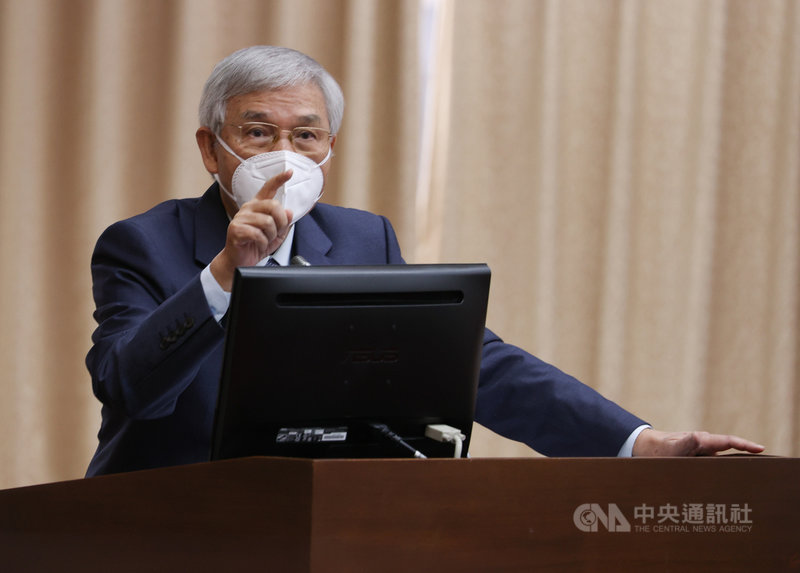 中國強力執行「能耗雙控」政策,限電衝擊持續擴大,中央銀行總裁楊金龍(圖)30日在立法院財政委員會表示,將密切關注對金融市場的影響,但他也說,台灣可能迎來轉單效應,有利於出口表現。中央社記者謝佳璋攝 110年9月30日