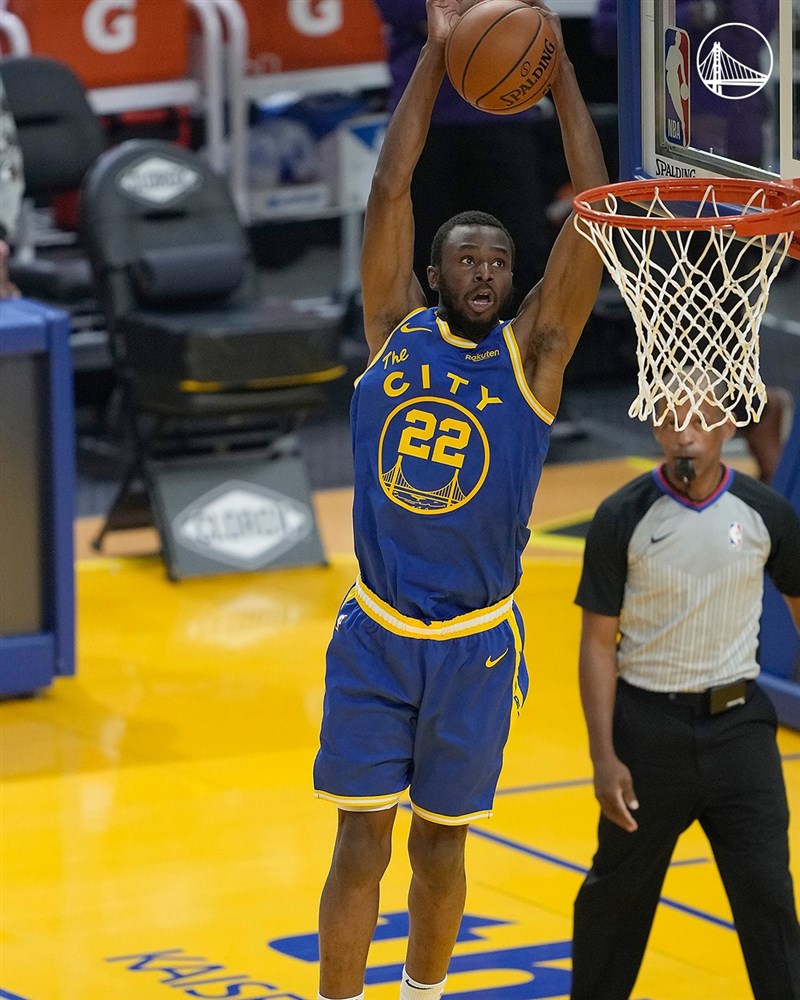 NBA 24日否絕金州勇士的魏金斯(左)以宗教信仰理由不打疫苗的申請。(圖取自facebook.com/warriors)