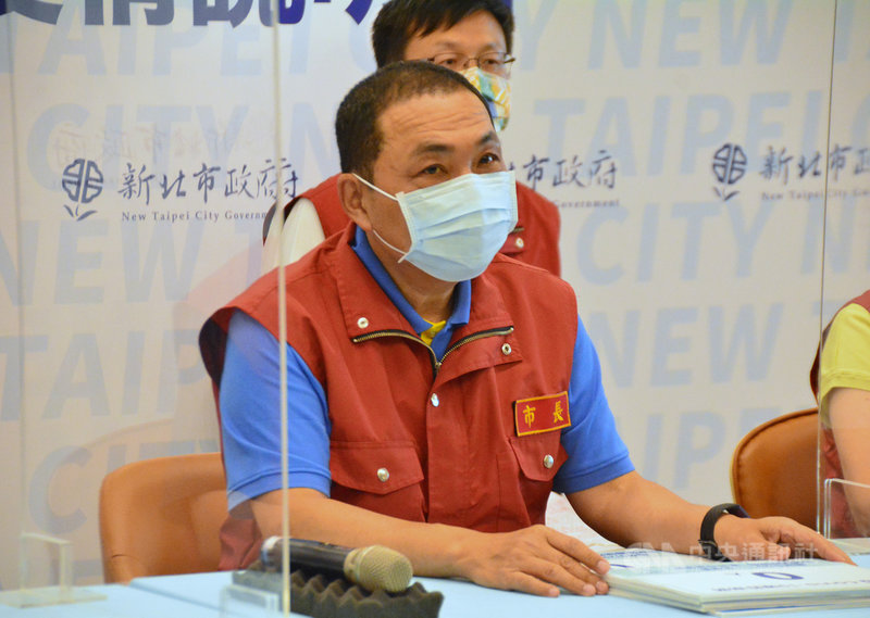 新北市長侯友宜30日表示,10月1日起,公費流感疫苗與公費長者肺炎鏈球菌疫苗開打,相關接種對象與資訊都公布在衛生局網站;由於流感疫苗與肺炎鏈球菌疫苗可同時接種,呼籲長者可以左右手臂同時接種,讓健康加倍。中央社記者黃旭昇新北市攝 110年9月30日
