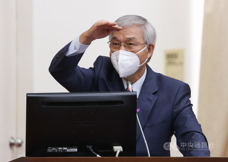 政府端出健全房地產方案,房價卻持續攀升,立委關注央行態度。央行總裁楊金龍(圖)30日表示,要讓每個人都買得起房太難了,因此才要以需求面、供給面、制度面三管齊下,讓房市軟著陸。中央社記者謝佳璋攝 110年9月30日