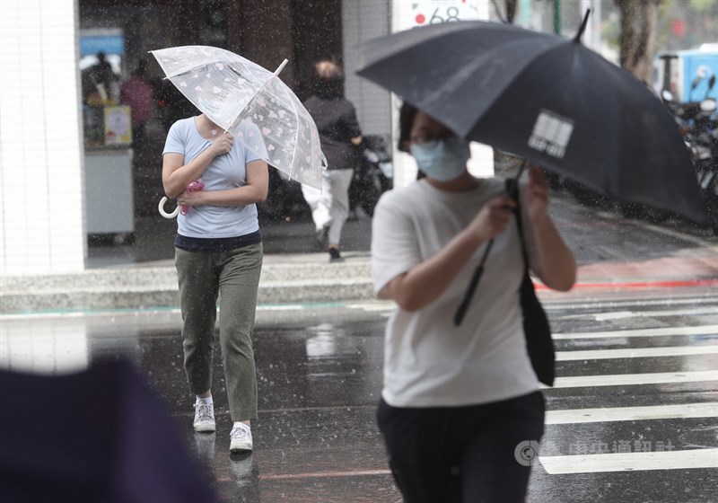 氣象專家吳德榮表示,10月1日起太平洋高壓減弱,大氣不穩定度提高,要留意午後雨勢。(中央社檔案照片)