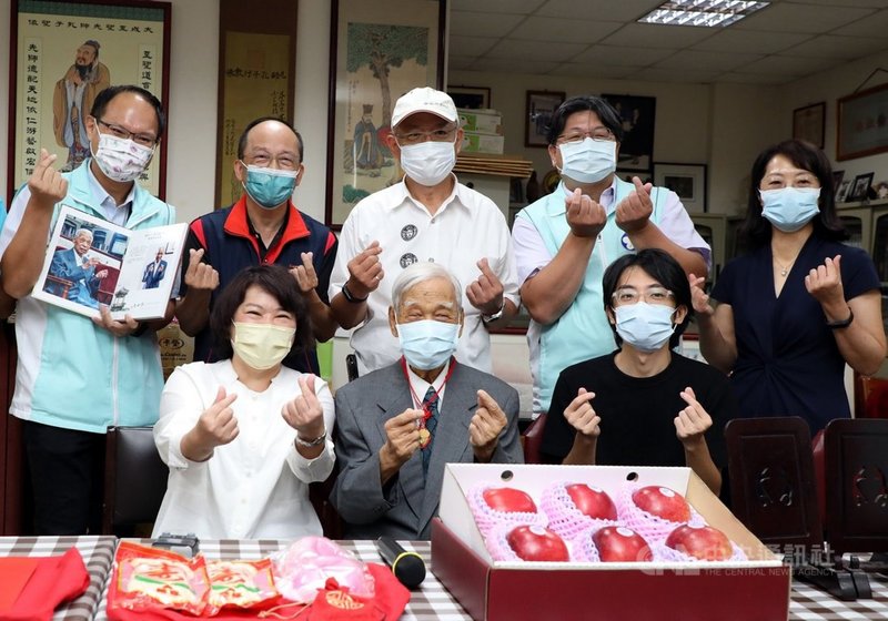 九九重陽節將至,嘉義市長黃敏惠(前左)30日前往孔子後代百歲人瑞孔令鑫(前中)家中,致贈重陽節賀匾、金牌、賀壽壽桃、壽麵、蘋果禮盒及重陽禮金等。中央社記者黃國芳攝 110年9月30日