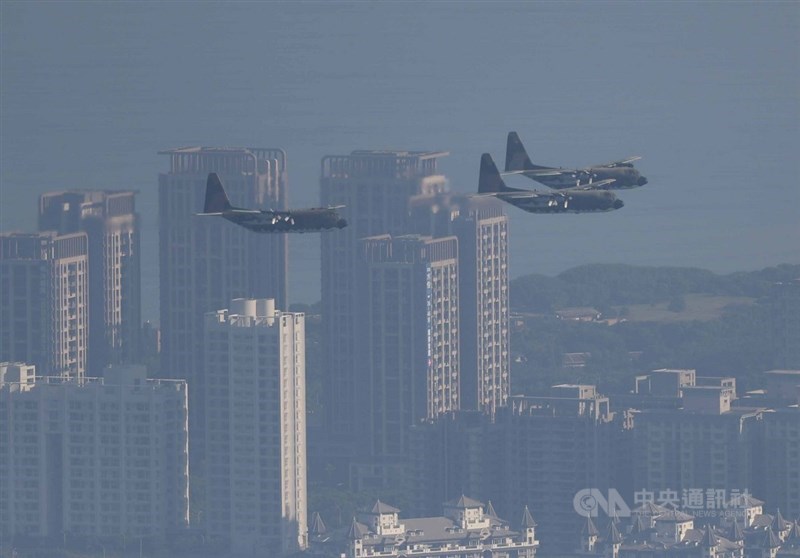 雙十國慶將至,國軍30日舉行空中全兵力預演,圖為定翼機C-130運輸機飛過淡水重劃區。中央社記者吳家昇攝 110年9月30日
