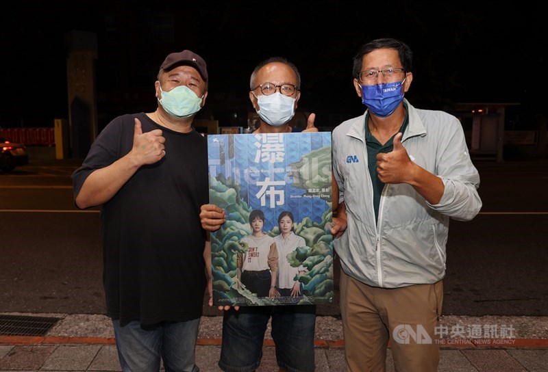 電影「瀑布」10月29日將在台上映,財團法人中央通訊社29日晚間包場觀影,讓「瀑布」搶先登上大銀幕,中央社董事長劉克襄(右起)、導演鍾孟宏與瞿友寧映後開心合影。中央社記者謝佳璋攝 110年9月29日