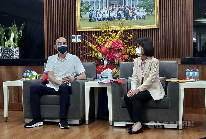 國民黨主席當選人朱立倫(左)展開謝票之旅,30日下午到高雄市議會向國民黨籍高雄市議長曾麗燕(右)及議員們致謝,並到高雄市黨部舉行感恩茶會。中央社記者蔡孟妤攝 110年9月30日