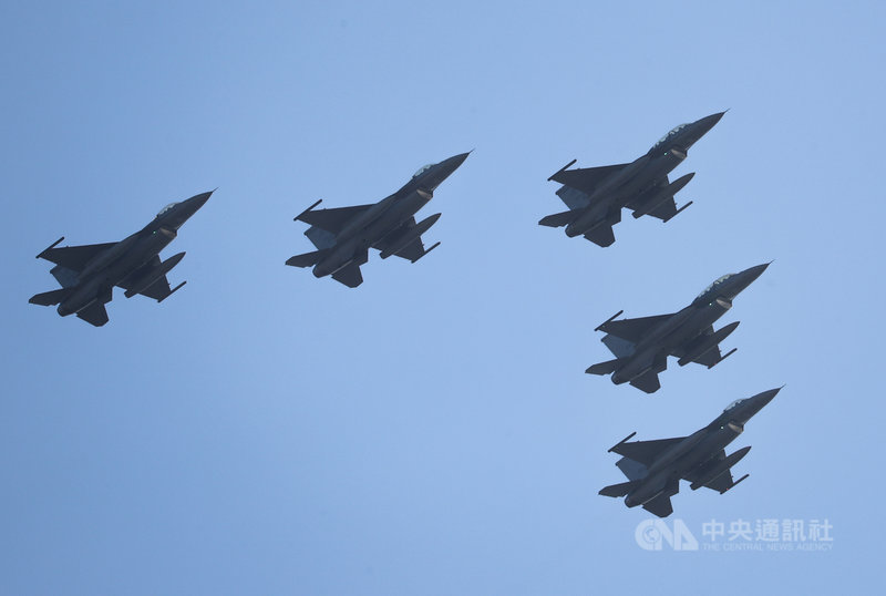 雙十國慶空中全兵力預演30日早晨在總統府前展開,國軍與內政部空勤總隊出動12型快、慢速機共47架,圖為F-16V戰機編隊飛行。中央社記者王騰毅攝 110年9月30日