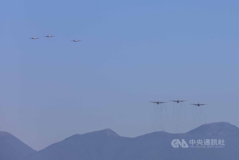 國軍30日舉行空中全兵力預演，B-1900C行政專機（左上）及C-130H運輸機（右下）飛越台北上空。中央社記者游凱翔攝  110年9月30日