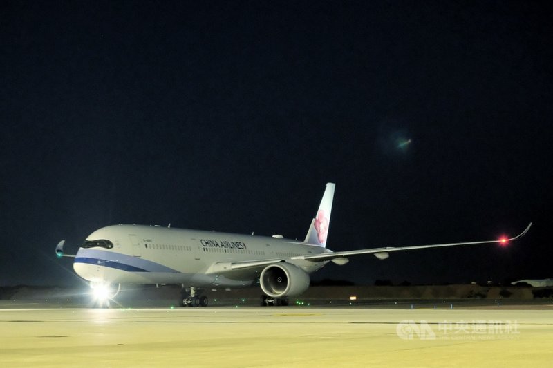 首批客製化標籤輝瑞BNT的COVID-19(2019冠狀病毒疾病)疫苗,30日上午由中華航空公司CI-62班機運抵桃園國際機場。中央社記者吳睿騏桃園機場攝 110年9月30日