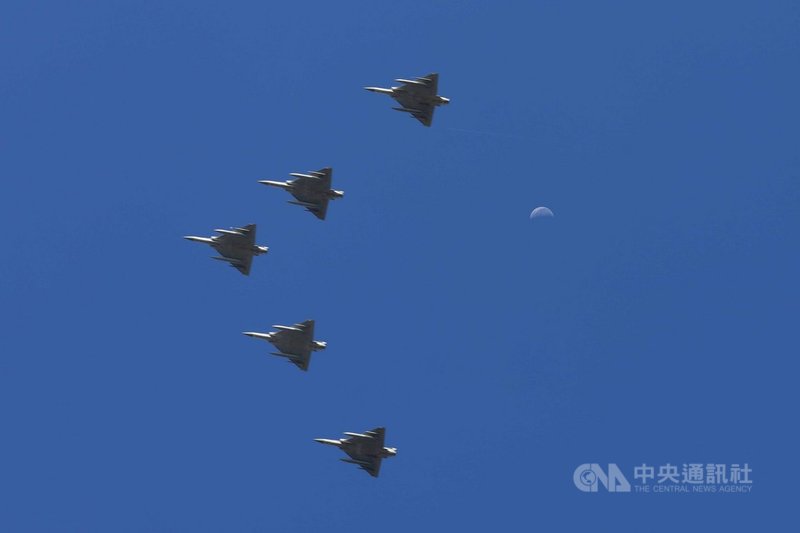 國軍30日舉行空中全兵力預演，5架幻象2000戰機編隊飛行，飛越台北市上空。中央社記者游凱翔攝 110年9月30日