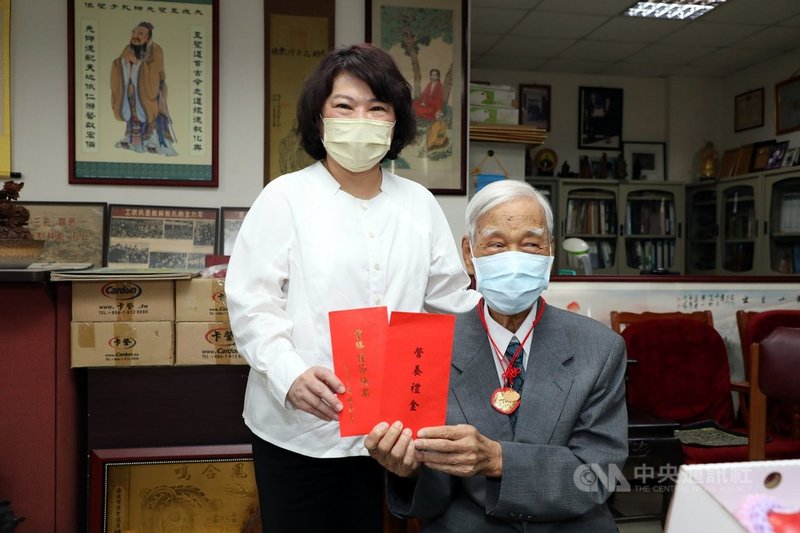 剛滿百歲人瑞孔令鑫(右)是孔子第76代子孫,嘉義市長黃敏惠(左)30日前往孔令鑫家中,致贈重陽禮金、營養禮金等。中央社記者黃國芳攝 110年9月30日