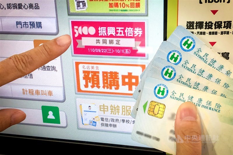 截至30日上午,超過983萬人預訂紙本數位券,其中約812萬人使用超商事務機,大幅超過數位綁定人數。(中央社檔案照片)