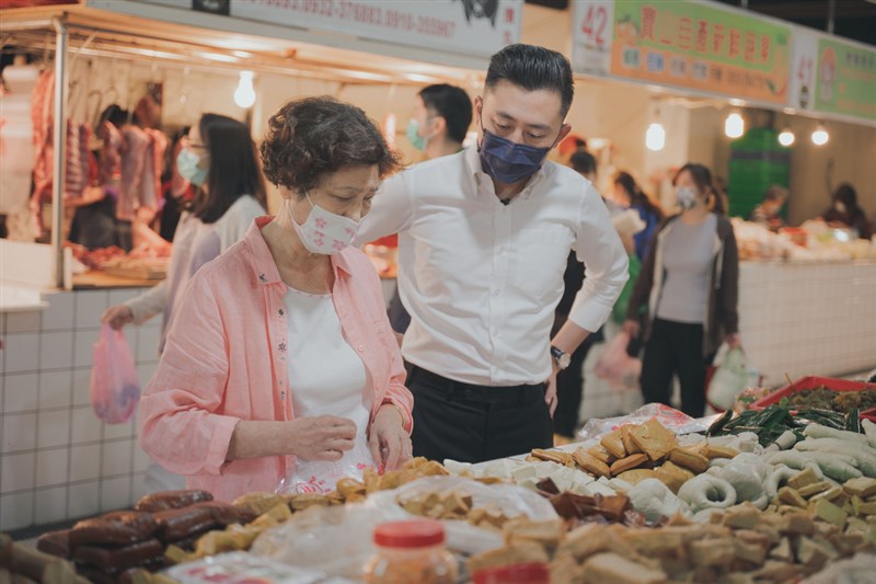 新竹市長林智堅（前右）27日宣布，市府與在地商圈合作，推出紙本五倍券200元換400元的「買爆券」活動，限量5萬份。（新竹市政府提供）中央社記者郭宣彣傳真 110年9月27日