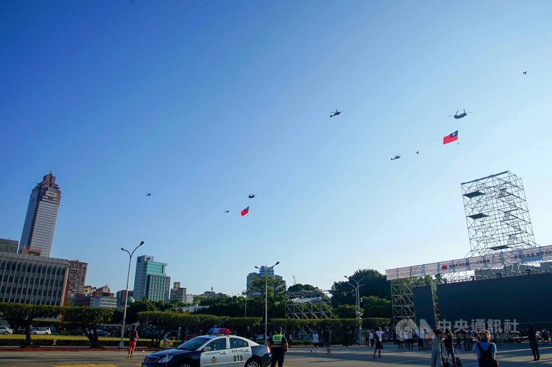 雙十國慶全兵力空中預演30日早晨在總統府前展開,空軍CH-47運輸直升機吊掛巨幅國旗飛越凱達格蘭大道上空。中央社記者王騰毅攝 110年9月30日