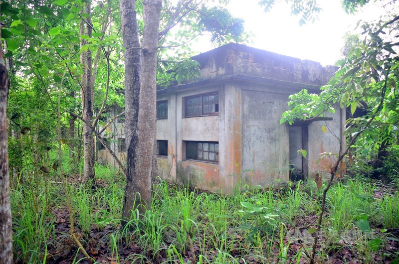 民國59年台東泰源軍監發生6名犯人搶槍逃逸事件,當時只有在報紙以不到400字刊出,當年建築物如今只剩下警衛亭和距離搶槍地點不到50公尺、被稱為鬼屋的警務連房舍。中央社記者盧太城台東攝 108年5月24日
