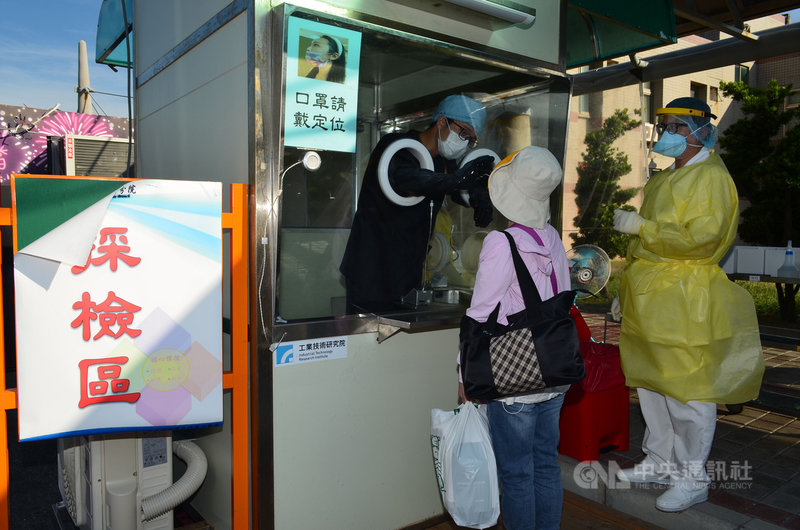 9月初Delta變種病毒株入侵台灣本島,澎湖機場與港埠恢復入境快篩,三總澎湖分院配合每天派出醫護與行政人員輪值作業,建立地區最堅實防線,防堵疫情流入,守護菊島鄉親安全健康。(三總澎湖分院提供)中央社 110年9月30日