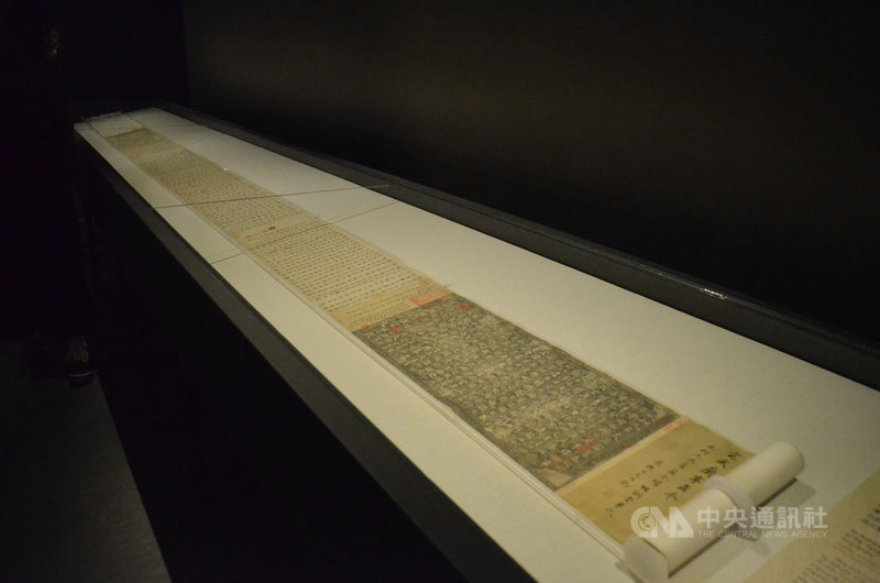 故宮南院「刻石取拓–故宮碑帖特展」30日起登場,被譽為天下第一行書的「蘭亭序」,據傳原作已隨唐太宗埋葬昭陵,這次特選蘭亭序版本中最為著名的定武本為主要展件,首度南下展出。中央社記者蔡智明攝 110年9月30日