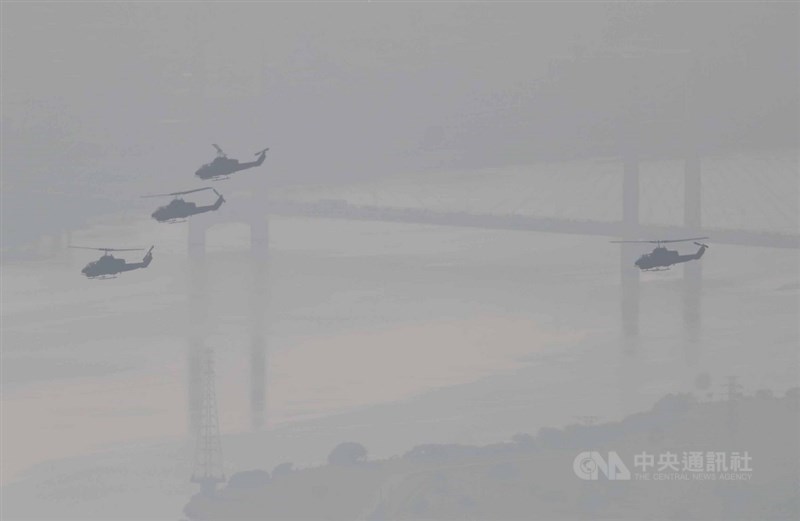 雙十國慶將至,國軍30日舉行空中全兵力預演,圖為AH-1W超級眼鏡蛇攻擊直升機隊飛過台北盆地上空。中央社記者吳家昇攝 110年9月30日