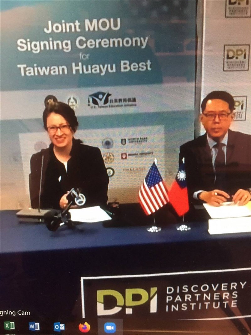 台灣與美國中西部12所大學28日聯合簽署校對校華語文合作備忘錄,駐美代表蕭美琴(左)與駐芝加哥辦事處長姜森見證。(駐芝加哥辦事處提供)中央社記者尹俊傑紐約傳真 110年9月29日