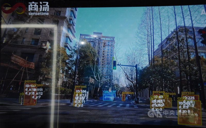 紐約時報曾報導,中國政府在新疆運用商湯開發的人臉辨識系統監控維吾爾族人。圖為商湯科技在7月世界人工智能大會中展示的辨識系統畫面。中央社記者沈朋達上海攝 110年9月30日