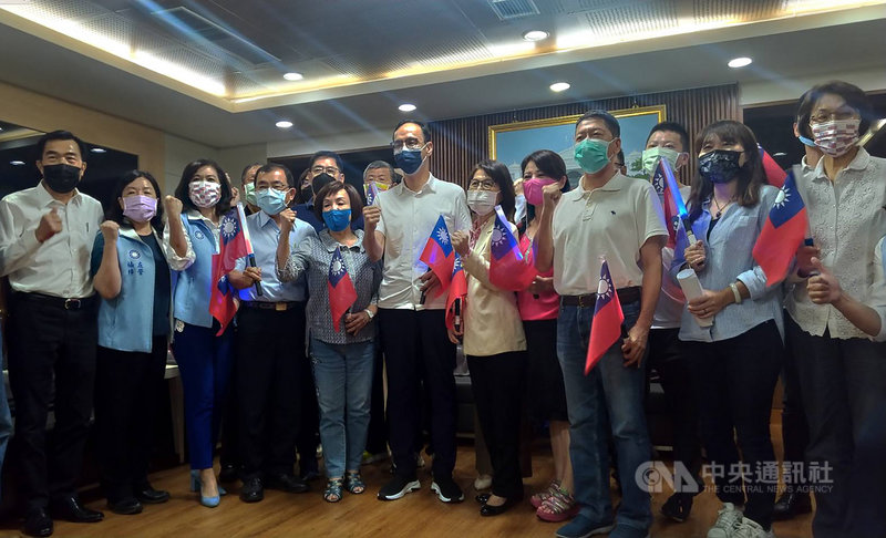 國民黨主席當選人朱立倫(前左6)謝票之旅30日下午前進高雄,到高雄市議會拜會黨籍議員,眾人開心合影。中央社記者蔡孟妤攝 110年9月30日