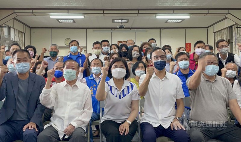 國民黨主席當選人朱立倫(前右2)30日到雲林縣等縣市進行謝票之旅,他致詞時表示,首要工作是找回失聯黨員和號召千人入黨,且在2022年和2024年的選舉贏得全面執政,更是首要努力的目標。前中為雲林縣長張麗善。中央社記者姜宜菁攝 110年9月30日
