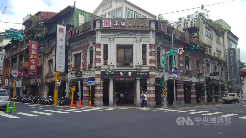 日本自民黨新任總裁岸田文雄將被指名為首相,他的曾祖父岸田幾太郎曾在基隆經營吳服店及餐飲店,其中吳服店現址1樓為烘焙坊,2樓則是餐廳,建物保存狀態良好。中央社記者王朝鈺攝 110年9月30日