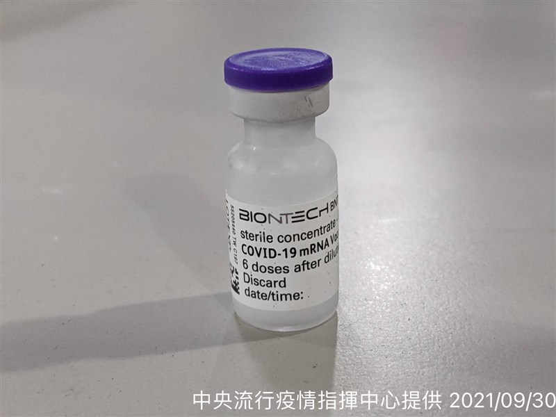 首批客製化標籤約55萬劑輝瑞BNT疫苗30日上午抵台。(指揮中心提供)