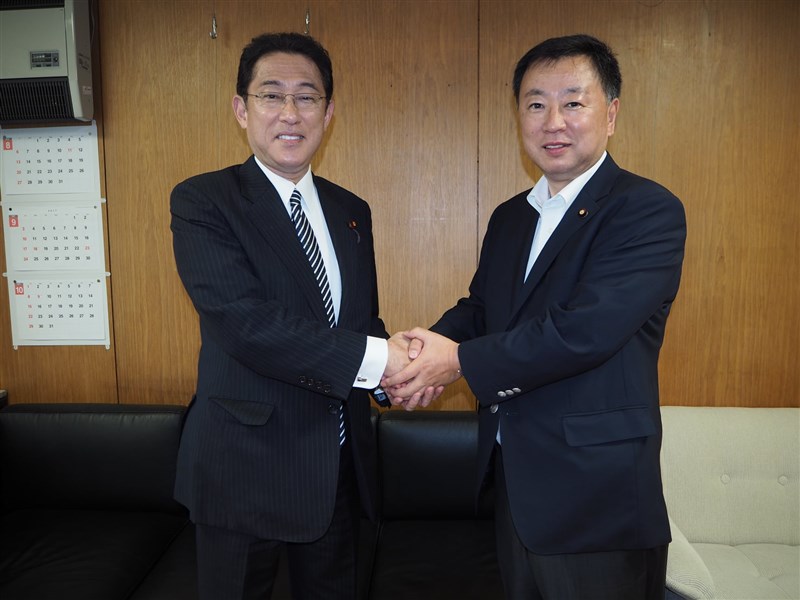 日本執政黨自民黨新任總裁岸田文雄(左)將接任日本首相,擬任用前文部科學大臣松野博一出任內閣官房長官。(圖取自松野博一臉書facebook.com)
