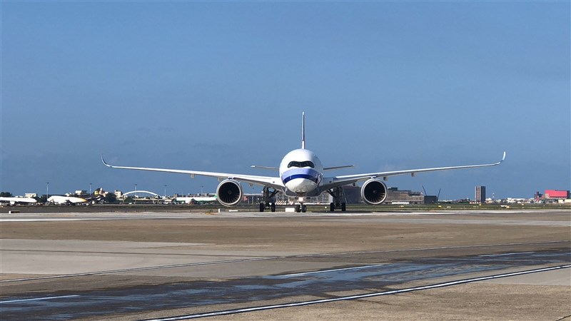 台灣自購65.6萬劑AZ疫苗，30日下午由中華航空公司CI-834班機運抵桃園國際機場。中央社記者吳睿騏桃園機場攝　110年9月30日