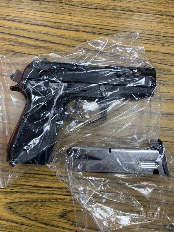 高雄一名印尼籍看護日前受同鄉委託,幫忙寄送一只行李箱回印尼,但30日上午整理箱子時卻發現裡面有把改造手槍跟彈匣,隨即帶往警局報案。警方已在查緝這名看護同鄉。(高市林園警分局提供)中央社記者洪學廣傳真 110年9月30日