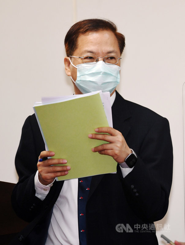 國發會主委龔明鑫(圖)30日在立法院備詢時表示,他樂觀認為今年經濟成長率可以超過6%,下半年到明年上半年景氣燈號有機會維持代表熱絡的紅燈。中央社記者施宗暉攝 110年9月30日