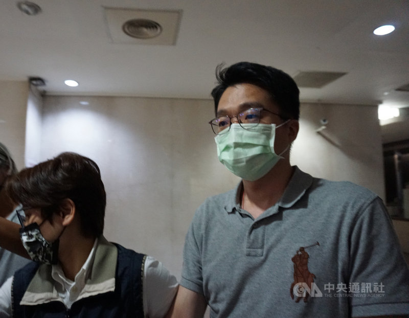 孫姓基金經理人（右）等人涉嫌在基金操作前以友人帳戶提前下單買股藉以獲利，北檢30日指揮調查局台北市調處兵分多路搜索，並約談孫姓基金經理人等11人說明。中央社記者林長順攝  110年9月30日