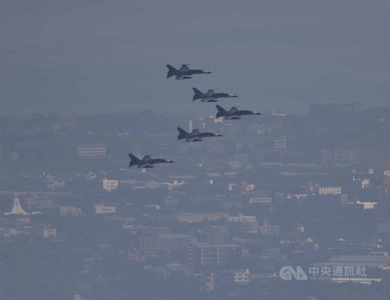 國軍30日舉行空中全兵力預演,圖為5架IDF經國號戰機自淡水河口飛入台北盆地。中央社記者吳家昇攝 110年9月30日