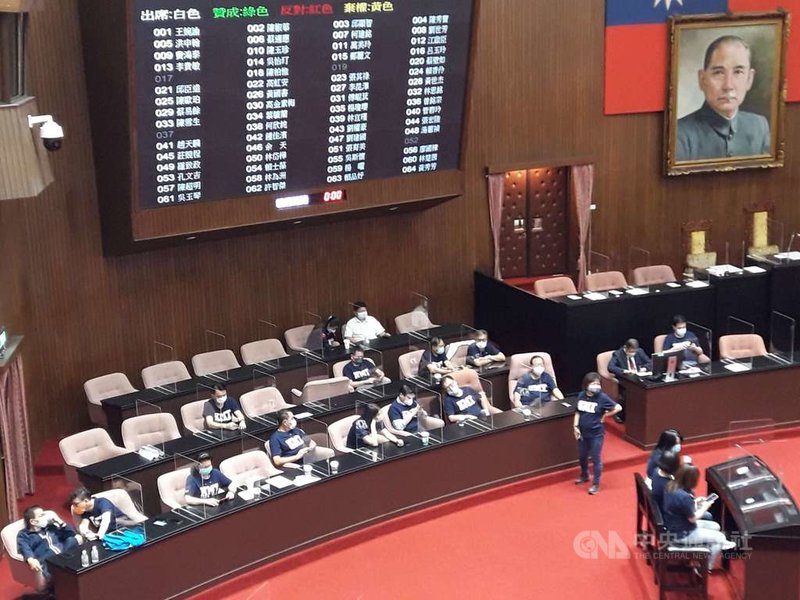 立法院會1日預定對行政院長蘇貞昌施政報告繼續質詢,國民黨立委前一天徹夜輪班守候,在議場門口靜坐排隊,並於1日上午7時議場開門後進場,集體占領官員席,準備展開議事攻防。中央社記者范正祥攝 110年10月1日