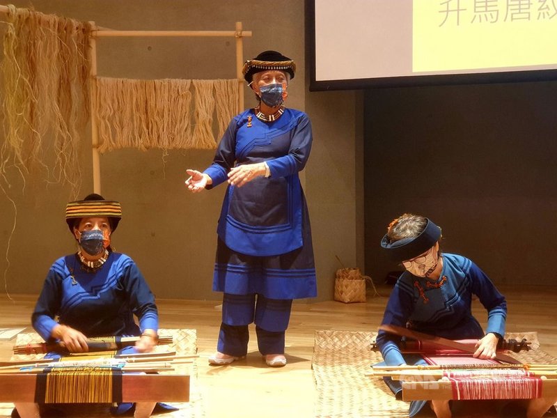 今年榮獲文化部排灣族傳統織布「人間國寶」的工藝師許春美(中),將各種織布技法化為圖片與步驟紀錄整理成書,希望藉由書籍出版,讓族人可以深耕文化學習,讓祖先的智慧、部落技藝得以持續流傳。(屏東縣政府文化處提供)中央社記者郭芷瑄傳真 110年10月1日
