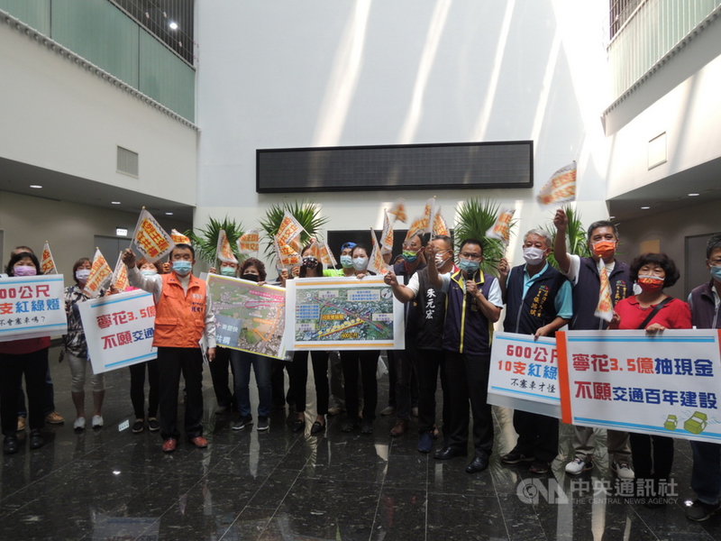對於台中市東豐快速道路銜接國道4號豐潭段,地方代表1日到台中市議會陳情,要求採取「立交共構」,而不是讓車輛下到平面道路「豐勢路」後再上交流道。中央社記者郝雪卿攝 110年10月1日