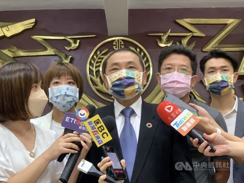 新北市長侯友宜(中)1日下午到新北市議會進行施政報告前接受媒體聯訪,表示新北校園BNT疫苗接種完畢,仍有剩餘數量,盤點後將回報中央,只要台北市有需要,就會全力支援,讓孩子快速打到疫苗。中央社記者沈佩瑤攝 110年10月1日