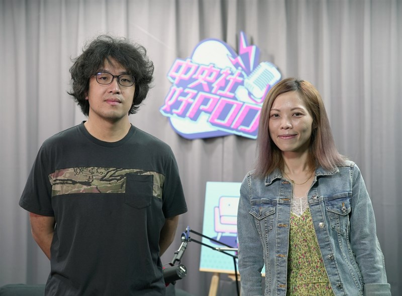 資訊戰專家沈伯洋(左)接受中央社Podcast節目「空中小客廳」主持人張若瑤(右)訪問,分享他研究資訊戰期間所遇到的困境與轉折。中央社 110年10月1日