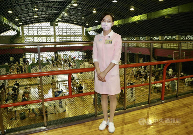 被封為「最美護理師」的台大護理部代理督導長溫慧敏,醫療專業與優雅外貌兼具;她笑說,受家庭教育影響,打理儀容是自我要求,連她高齡近80歲的母親,每天出門仍畫上淡粧,絕不會邋遢出門。中央社記者張皓安攝 110年10月1日