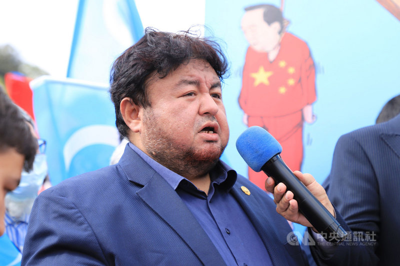 上千維吾爾人1日在中國駐伊斯坦堡總領事館外示威，控訴「東突厥斯坦遭到占領72週年」。國際東突厥斯坦社會團體聯盟主席伊達耶圖拉．烏古斯汗宣讀聲明。中央社記者何宏儒伊斯坦堡攝 110年10月1日