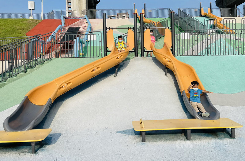 新北市熊猴森樂園1日起重新開放,現場實施人流管控措施,小朋友們開心玩耍,不忘配合防疫措施,全程配戴口罩。(新北市政府高灘地工程管理處提供)中央社記者黃旭昇新北市傳真 110年10月1日