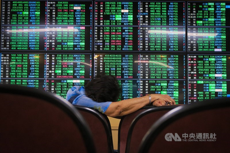 台股1日電子、金融、傳產全倒,指數一路向下探低,盤中一度大跌431元,回測16500點,終場下跌363.88點。(中央社檔案照片)