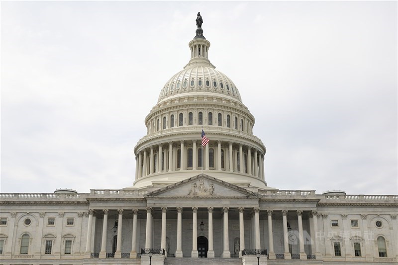 美國聯邦參議院7日以51票贊成對50票反對，表決通過總統拜登推動的降低通膨法案。圖為美國國會大廈外觀。（中央社檔案照片）