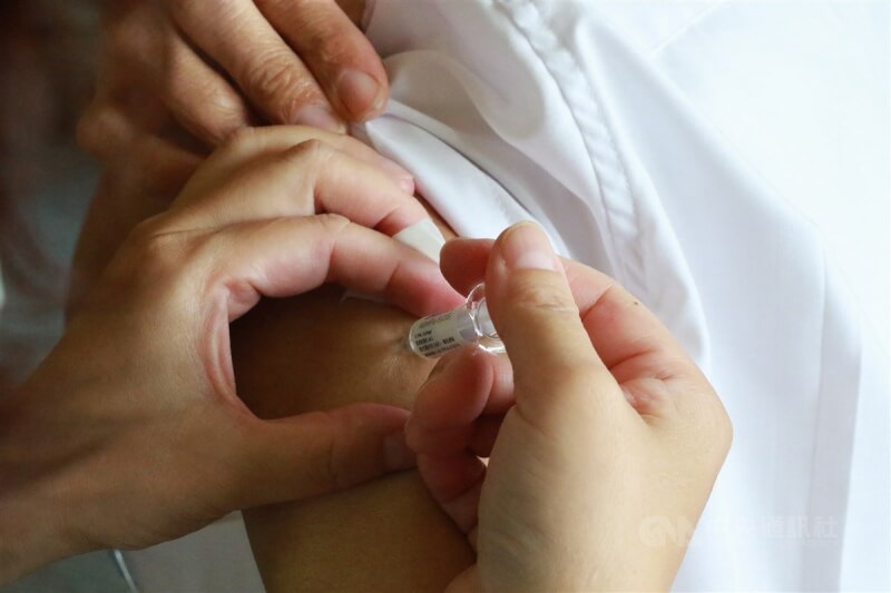 台大醫師李秉穎10日指出，接種流感疫苗可減少中風、心肌梗塞發生率。圖為流感疫苗接種。（中央社檔案照片）